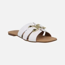 Sandalias planas de piel con adorno dorado