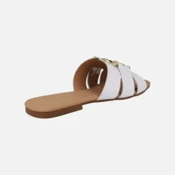 Sandalias planas de piel con adorno metálico dorado