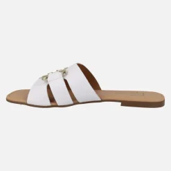 Sandalias planas de piel con adorno dorado