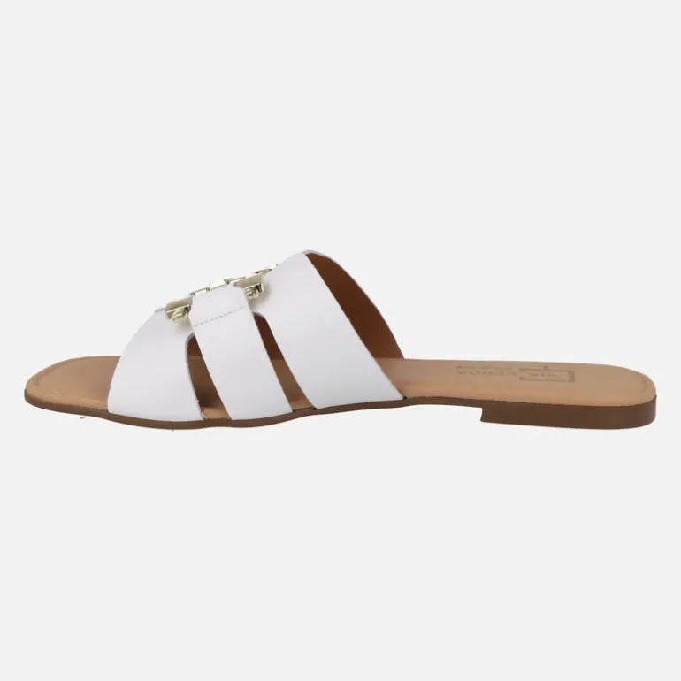 Sandalias planas de piel con adorno dorado
