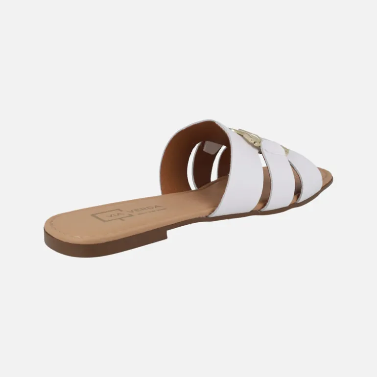 Sandalias planas de piel con adorno dorado
