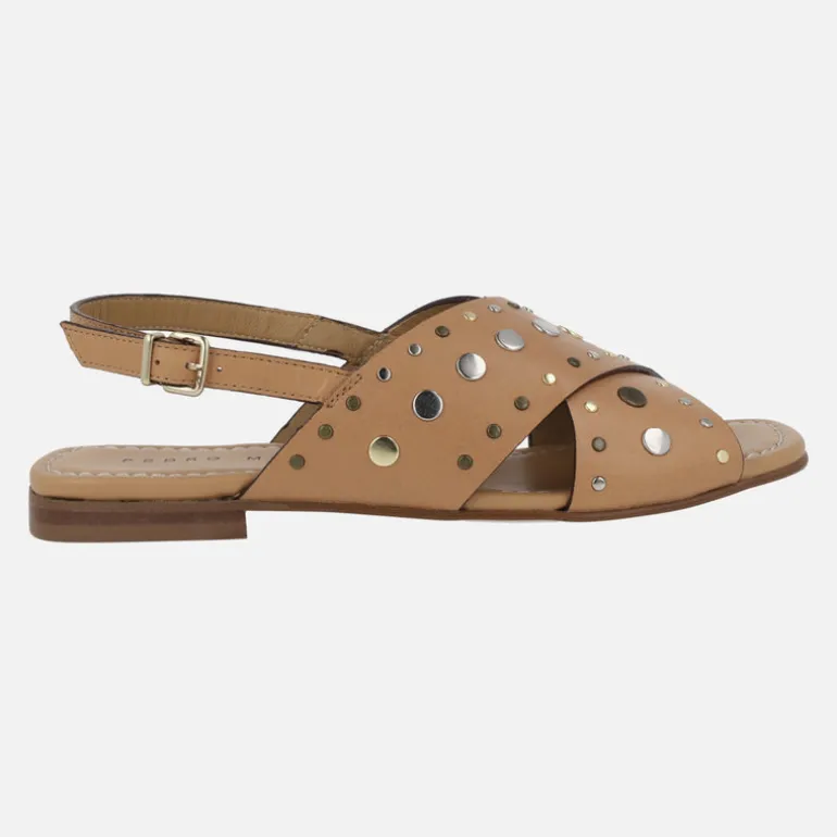 Sandalias planas de tiras cruzadas con remaches metálicos