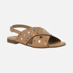 Sandalias planas de tiras cruzadas con remaches metálicos