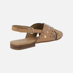 Sandalias planas de tiras cruzadas con remaches metálicos