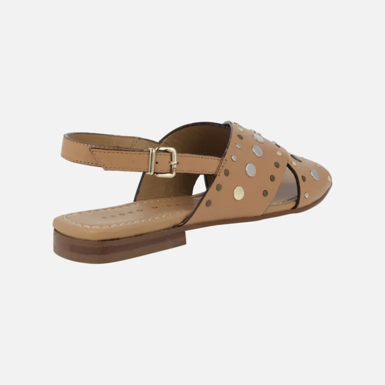 Sandalias planas de tiras cruzadas con remaches metálicos
