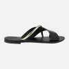 Sandalias planas en combinado negro y oro