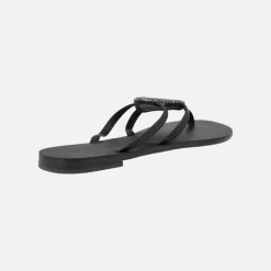 Sandalias planas negras con adorno de strass