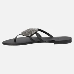 Sandalias planas negras con adorno de strass
