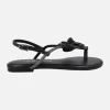 Sandalias planas negras de piel con adorno de flor y strass