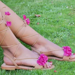 Sandalias planas para mujer con flores y cintas