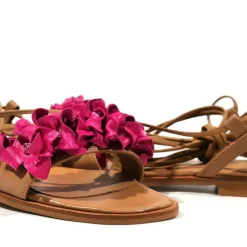 Sandalias planas para mujer con flores y cintas