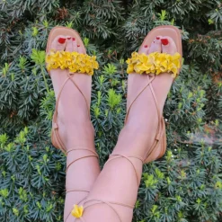 Sandalias planas para mujer con flores y cintas