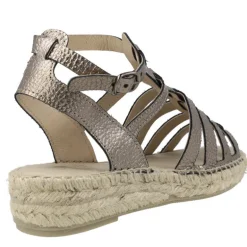 Sandalias romanas con piso de esparto en metal acero