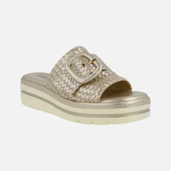 Sandalias trenzadas color oro con adorno de hebilla
