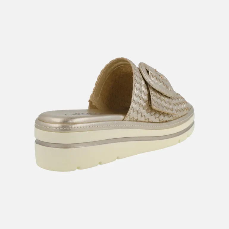 Sandalias trenzadas color oro con adorno de hebilla