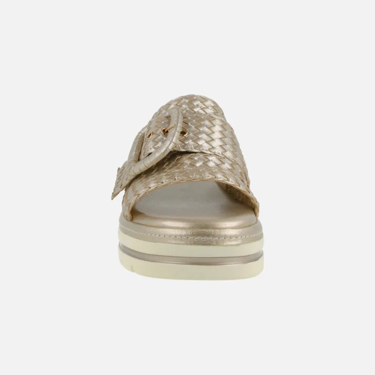 Sandalias trenzadas color oro con adorno de hebilla