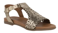 Sandalias troqueladas de piel con hebilla