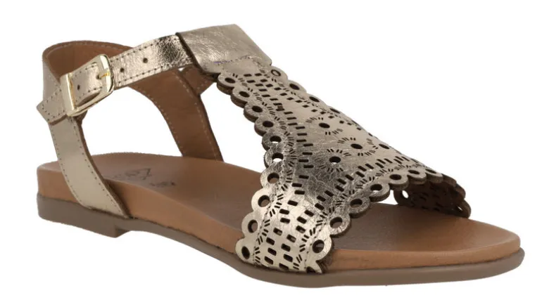 Sandalias troqueladas de piel con hebilla