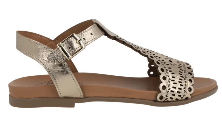 Sandalias troqueladas de piel con hebilla