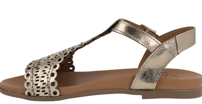Sandalias troqueladas de piel con hebilla