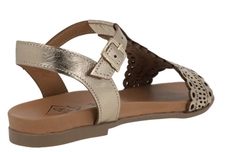 Sandalias troqueladas de piel con hebilla