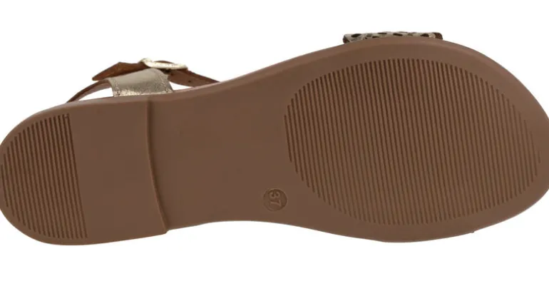 Sandalias troqueladas de piel con hebilla