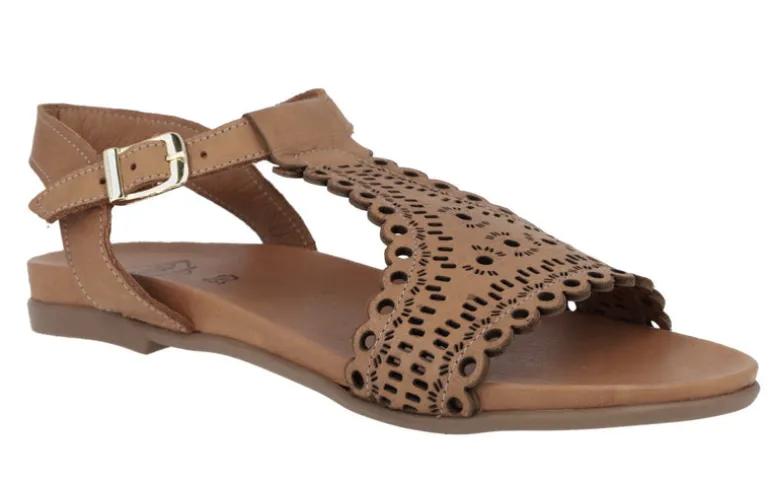 Sandalias troqueladas de piel con hebilla