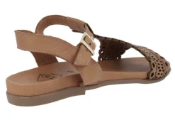 Sandalias troqueladas de piel con hebilla