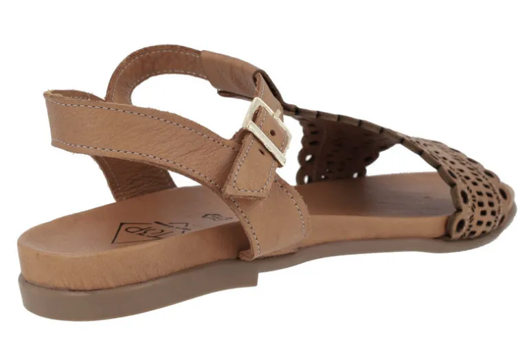 Sandalias troqueladas de piel con hebilla