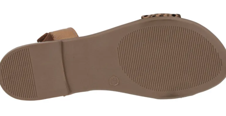 Sandalias troqueladas de piel con hebilla