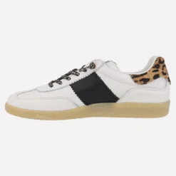 Zapatillas blancas de piel con detalles en animal print leopardo