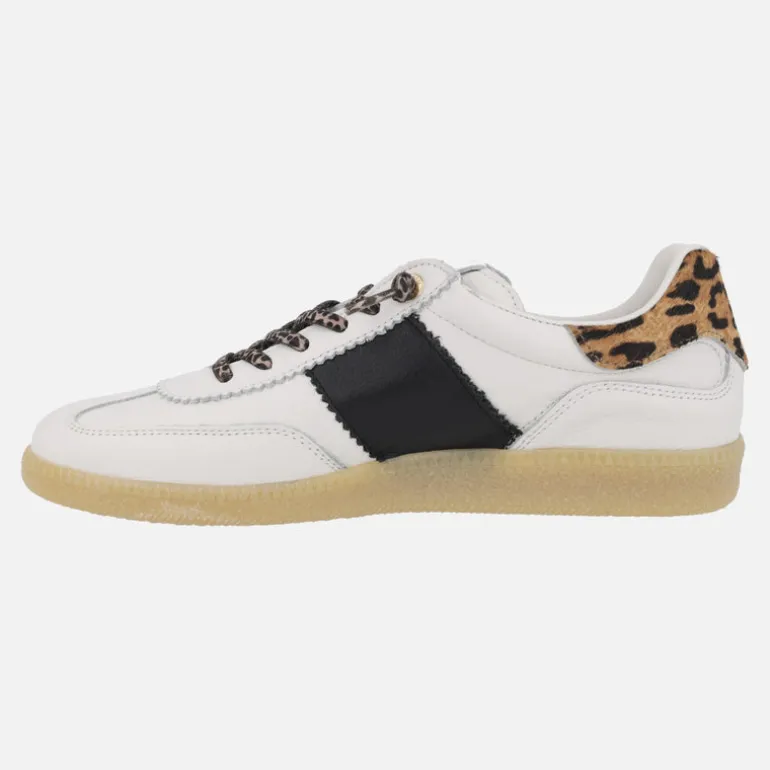 Zapatillas blancas de piel con detalles en animal print leopardo