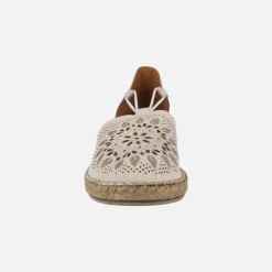 Zapatillas de esparto con dibujos troquelados en la pala y elásticos