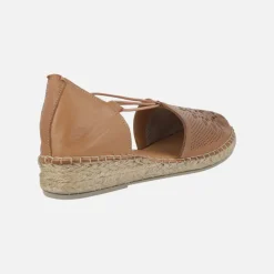 Zapatillas de esparto con dibujos troquelados en la pala y elásticos