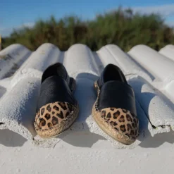 Zapatillas de esparto en piel negra con puntera en print leopardo