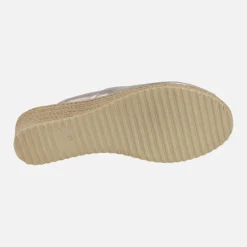 Zapatillas de piel destalonadas y abiertas de puntera con cuña media