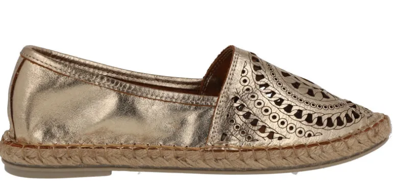 Zapatillas de piel troqueladas en metalizado oro con piso de esparto