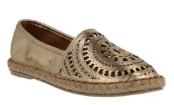 Zapatillas de piel troqueladas en metalizado oro con piso de esparto