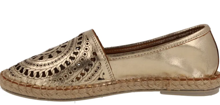 Zapatillas de piel troqueladas en metalizado oro con piso de esparto
