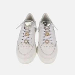 Zapatillas deportivas blancas de piel con adornos dorados