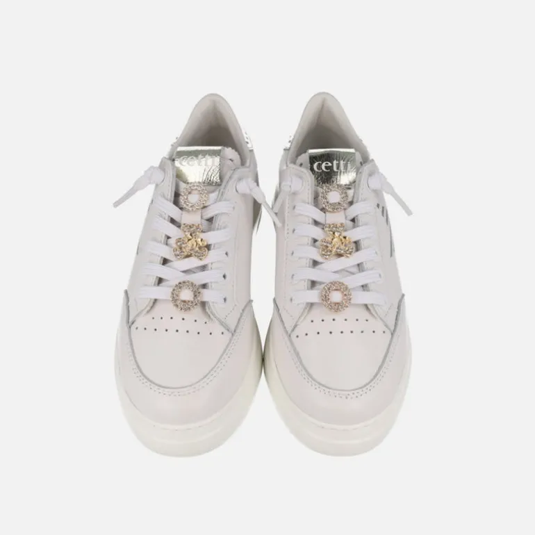 Zapatillas deportivas blancas de piel con adornos dorados