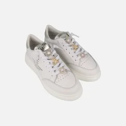 Zapatillas deportivas blancas de piel con adornos dorados