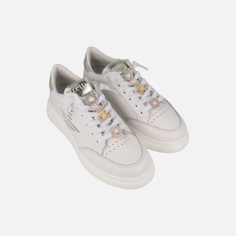 Zapatillas deportivas blancas de piel con adornos dorados