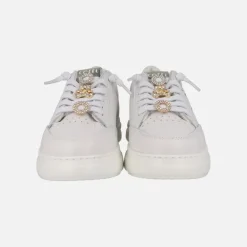 Zapatillas deportivas blancas de piel con adornos dorados