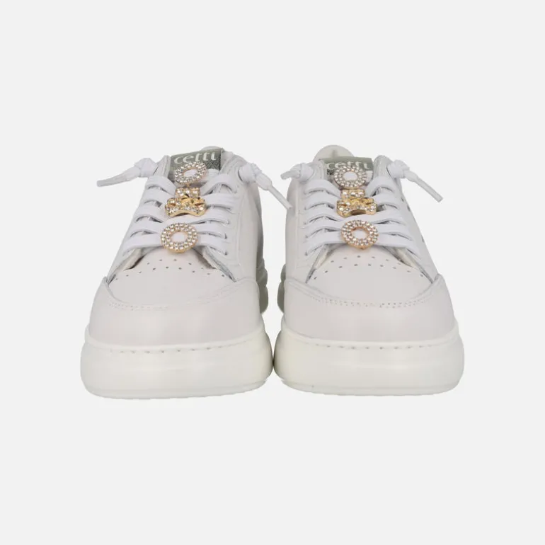 Zapatillas deportivas blancas de piel con adornos dorados