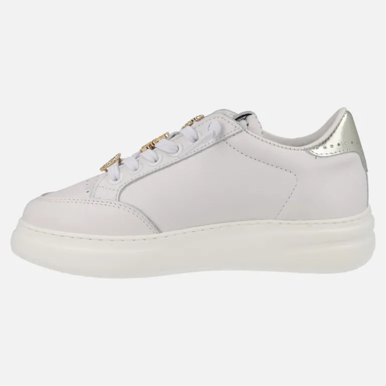 Zapatillas deportivas blancas de piel con adornos dorados