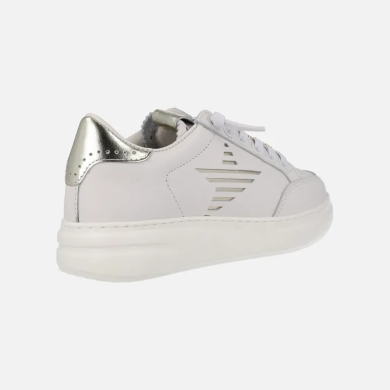 Zapatillas deportivas blancas de piel con adornos dorados