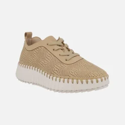 Zapatillas deportivas con detalle de picados y cierre de cordones