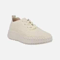 Zapatillas deportivas con detalle de picados y cierre de cordones