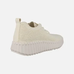 Zapatillas deportivas con detalle de picados y cierre de cordones